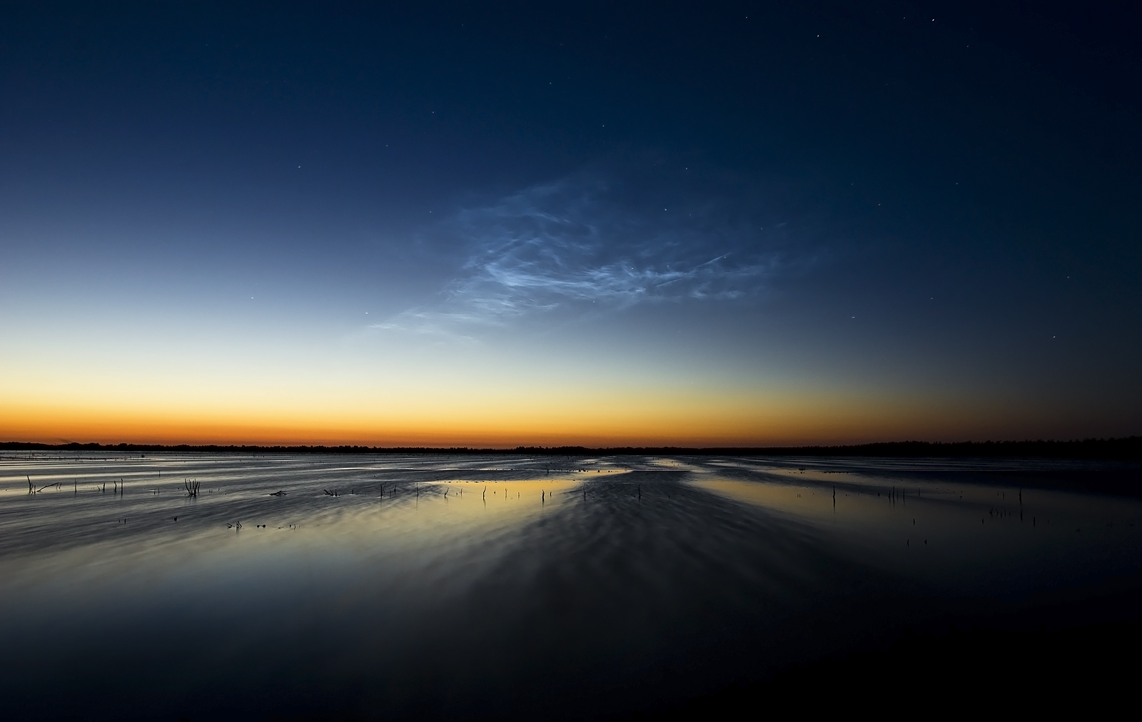 Noctilucent_clouds_bargerveen.jpg