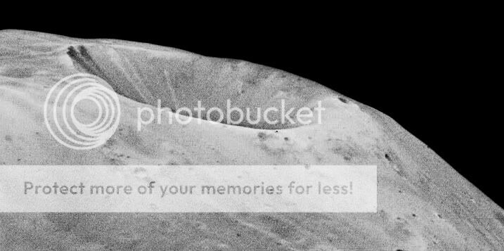 Phobos7March2010deepcraterMarsExpre.jpg
