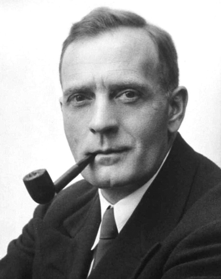 Studio_portrait_photograph_of_Edwin_Powell_Hubble_%28cropped%29.JPG